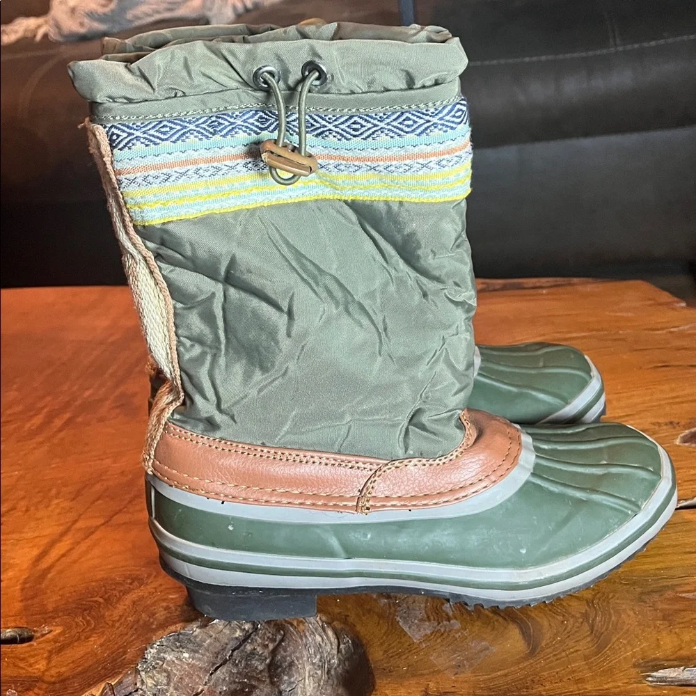The Sak Daley Duck Boots Women’s Size 6 Green Woven Trim Waterproof Snow Boots